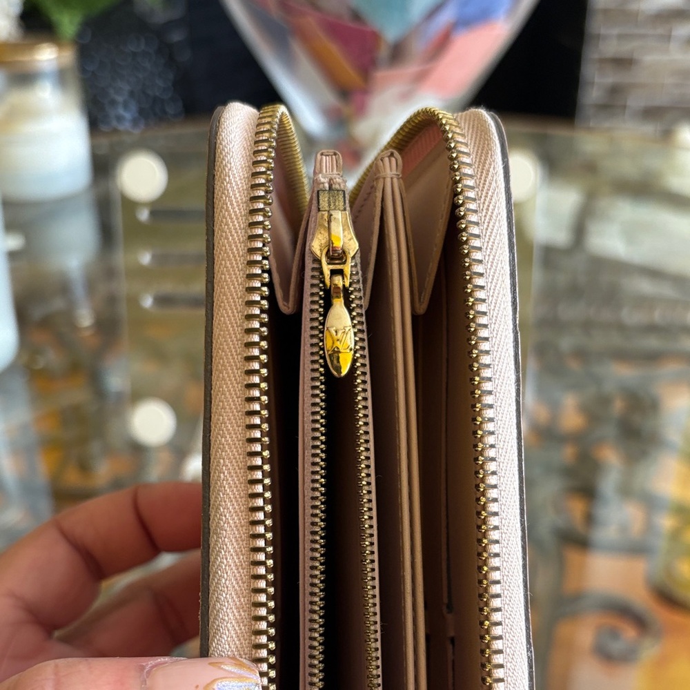 Authentic Louis Vuitton Beige Vernis Monogram Wallet - Picture 11 of 14